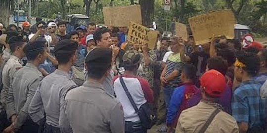 Tolak penggusuran, pedagang Pasar Karang Anyar demo Ahok & DPRD