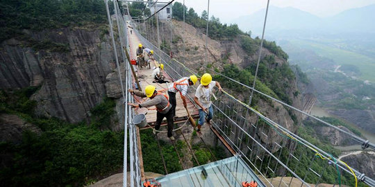 Kisah menantang maut pekerja bangun jembatan kaca gantung