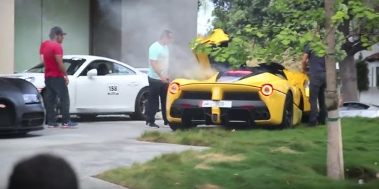 [Video] Akibat sok keren, mobil Ferrari rusak, malu, ditilang pula