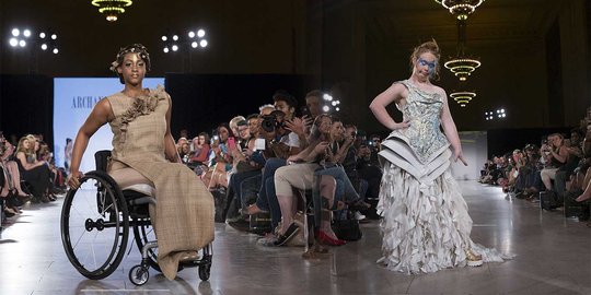 Aksi model berkursi roda dan down syndrome di New York Fashion Week