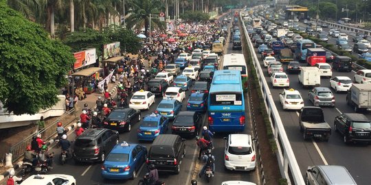 Demo di depan DPR, ribuan guru honorer joget 'Sakitnya tuh di sini'