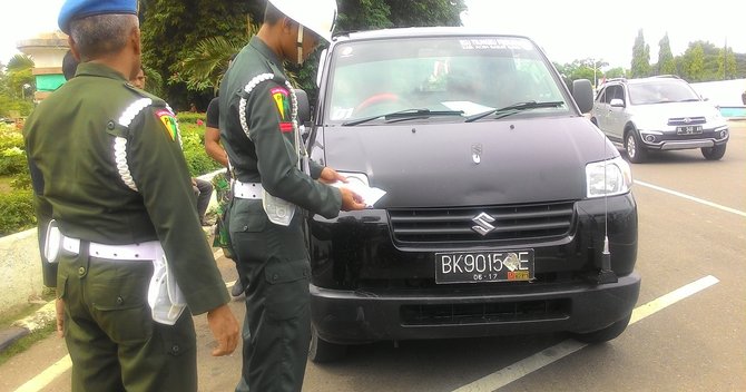 mobil pikap pakai atribut tni