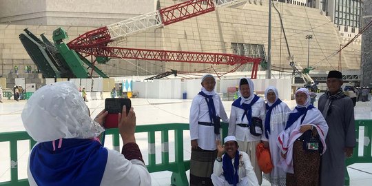 Gaya narsis jemaah haji foto-foto di lokasi crane jatuh