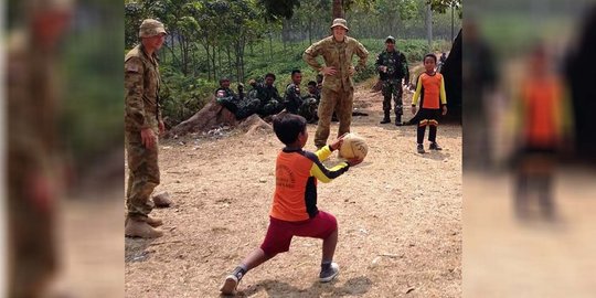 Anak SD di Bandung ditantang main rugby oleh tentara Australia