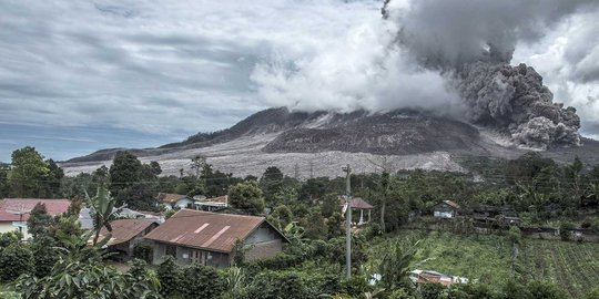 Sejak pagi Gunung Sinabung erupsi setinggi 3 ribu meter