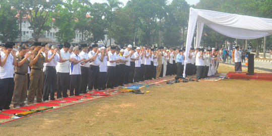 Dikepung asap, ribuan warga Palembang gelar salat minta hujan