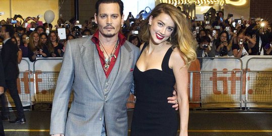 Johnny Depp pamer kemesraan bersama istrinya yang cantik