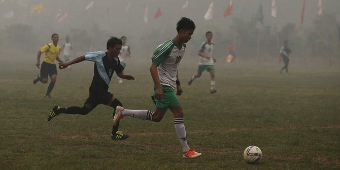 Berkompetisi sepakbola di tengah pekatnya kabut asap Jambi