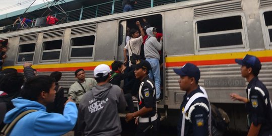 Rangkaian 12 gerbong KRL dioperasikan, awas terjebak tak bisa turun