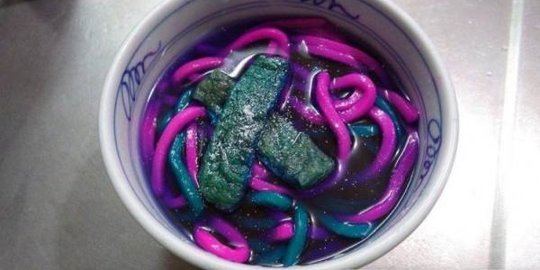 Ilmuwan Jepang bikin udon glow in the dark, kreatif atau malah aneh?