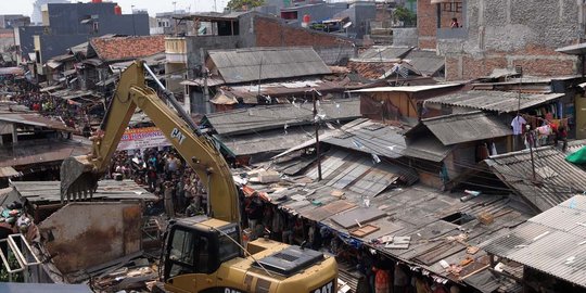 Tanggulangi banjir, 216 lapak di Pasar Karang Anyar dibongkar