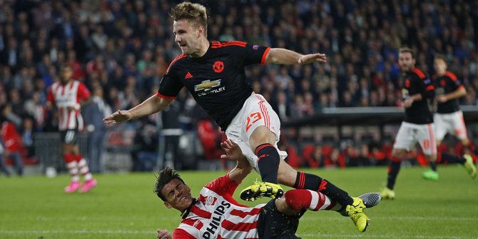 Ini insiden patah kaki Luke Shaw usai dijegal pemain PSV Eindhoven