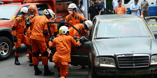 Aksi Basarnas selamatkan korban kecelakaan di depan Gedung Smesco