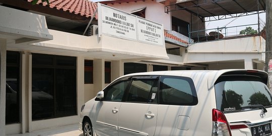 Handoko si pemilik kantor notaris merupakan teman kuliah Antasari