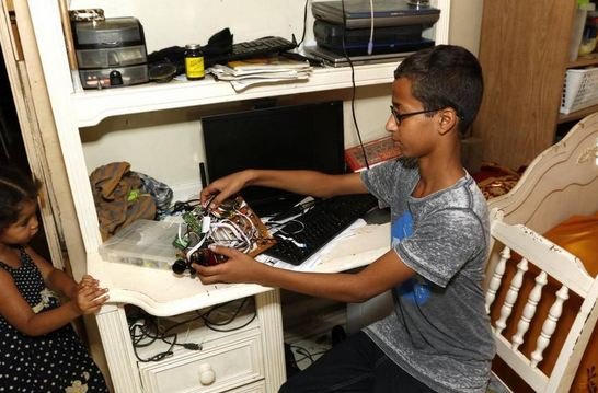 ahmed mohamed ditangkap karena bikin jam