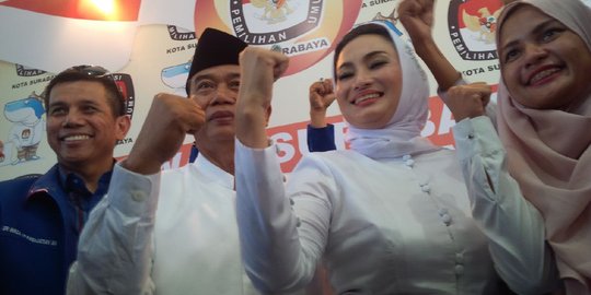 Lengkapi kekurangan berkas, tim Rasiyo-Lucy datangi KPU Surabaya