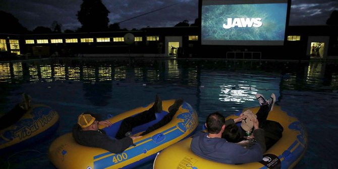 Sensasi unik nonton bioskop di kolam renang