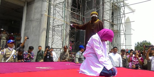 Ketahuan mesum, seorang perempuan di Aceh lolos dari hukuman cambuk