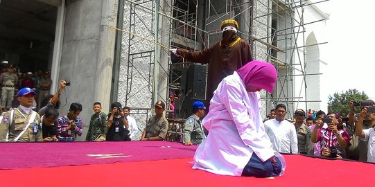 Eksekusi hukuman cambuk pasangan mesum di Aceh jadi tontonan