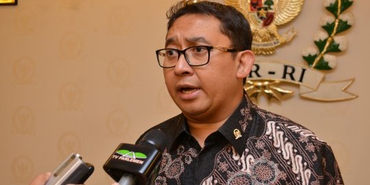 Fadli Zon serahkan topi dan dasi pemberian Trump ke KPK