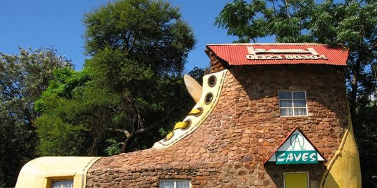 terhadap istri zyl membangun rumah berbentuk sepatu rev2