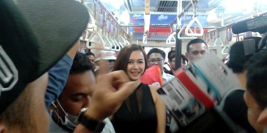 Seksinya Aura Kasih saat hibur penumpang di dalam gerbong KRL