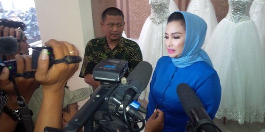 Tak ingin gagal, Lucy serahkan berkas akta notaris ke KPU Surabaya