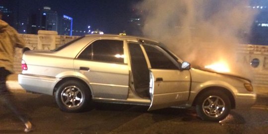 Ada sedan Soluna terbakar di Rasuna Said, jalan ditutup sementara