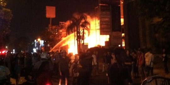 Rumah mewah di Kemang terbakar, 14 unit damkar diterjunkan