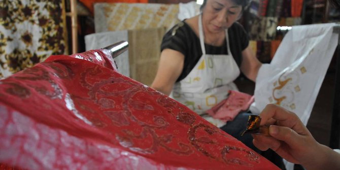 Pasar batik  lesu ribuan buruh batik  di Solo terancam 