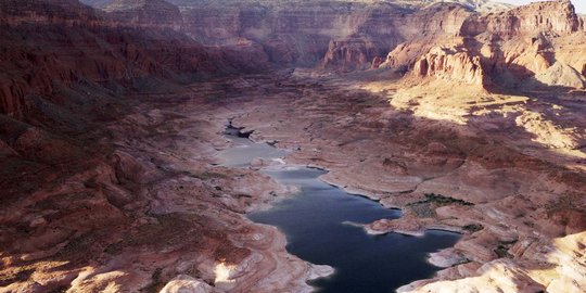 Penampakan Danau Powell menyurut drastis akibat kemarau