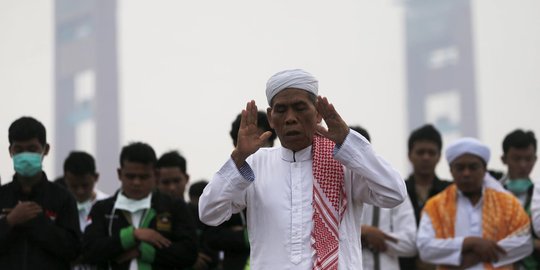 Kekhusyukan warga Palembang gelar salat Istisqa di dekat Ampera