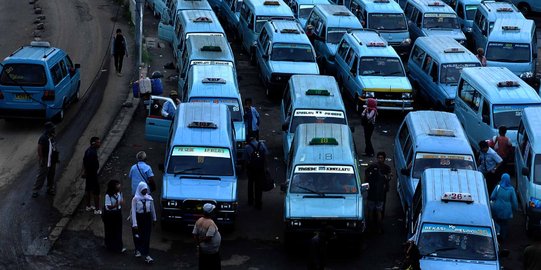Mobil pengamat transportasi DKI jadi korban angkot ugal-ugalan