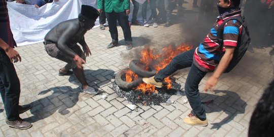 Bakar ban, ratusan mahasiswa STAIN Kediri tuntut kejelasan status