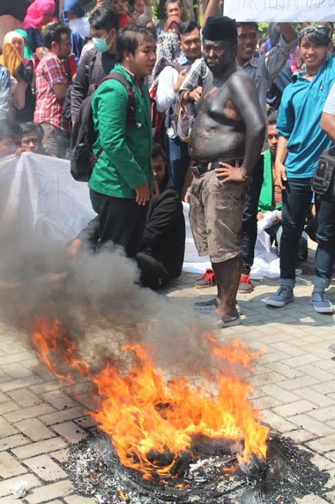 mahasiswa kediri bakar ban