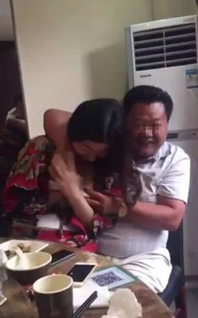 pejabat china telanjangi perempuan di restoran