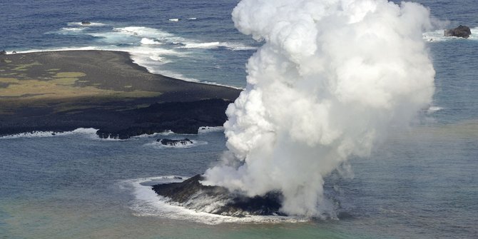 Gunung api bawah laut di Mukomuko mulai aktif, warga diminta waspada