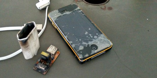 Charger iPhone 4S meledak di Kemang