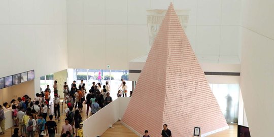 Piramida dari susunan mie cup ini pecahkan rekor dunia