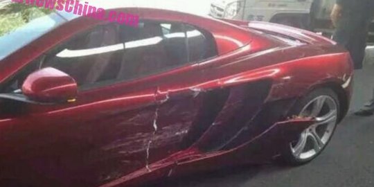 Gara-gara high heels, supercar seharga Rp 8 miliar penyok!