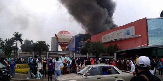 Pusat perbelanjaan Margo City Depok sempat terbakar Senin malam