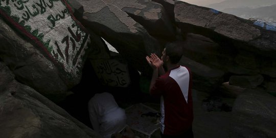 Kekhusyukan jemaah haji panjatkan doa di Gua Hira