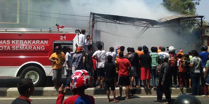 Ditinggal pemilik naik haji, bengkel aksesoris & ban ludes terbakar