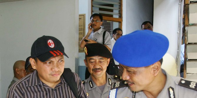 Tangan diborgol, Gayus tinggalkan LP Sukamiskin menuju Gunung Sindur