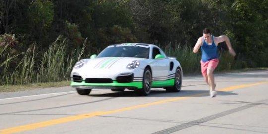 [Video] Porsche 911 Turbo S akhirnya menang drag race lawan manusia