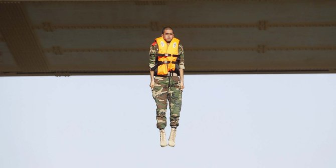 Cara unik tentara Irak latih keyakinan dengan 'lompatan iman'
