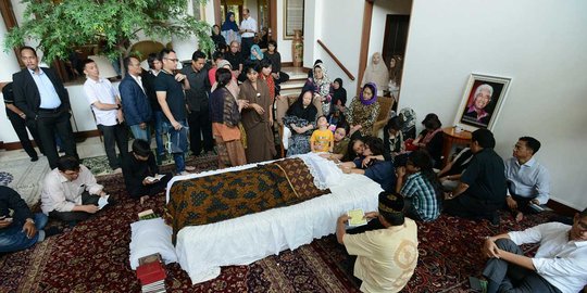 Suasana duka di kediaman Adnan Buyung Nasution