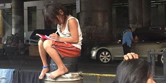 Gadis cilik Filipina belajar di pinggir jalan gugah hati netizen
