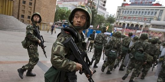 Lima polisi China tewas ditusuk militan Uighur