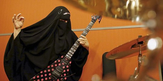 Wanita muslim bercadar ini ternyata gitaris band metal